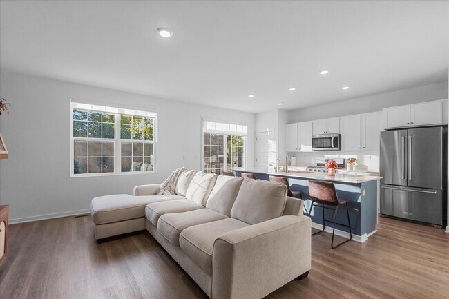 Building Photo - 271 Charlestowne Lakes Dr