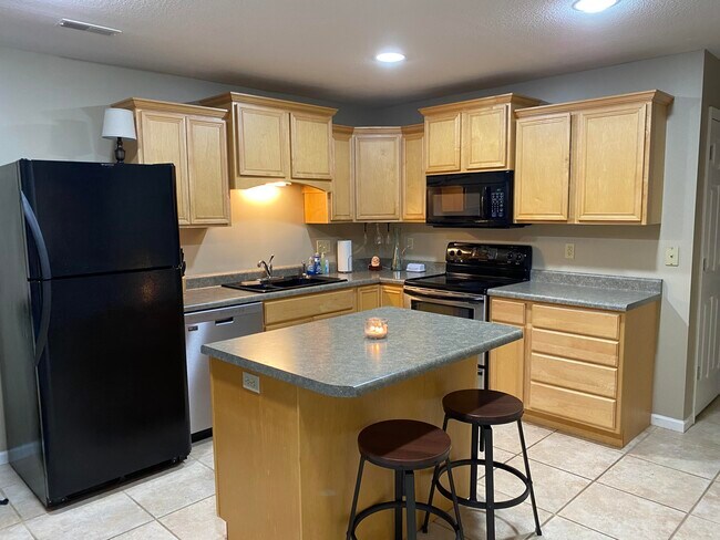 Building Photo - 2301 Shamrock Dr