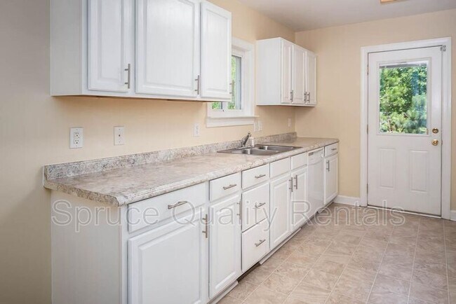 Building Photo - 2210 Peppertree St