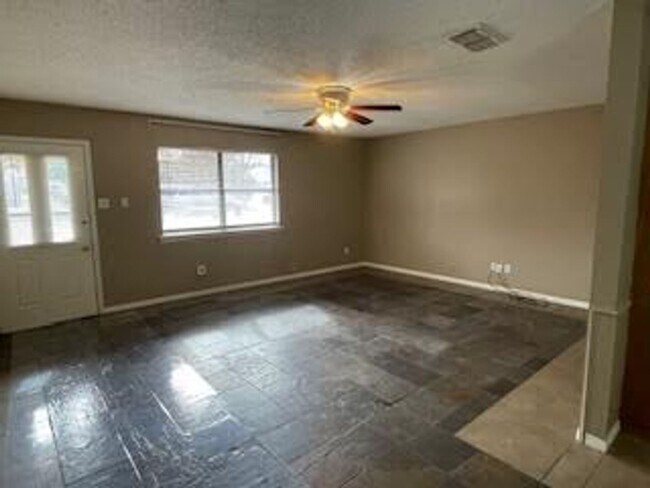 Foto del edificio - 2/2 Large 1200 Sq Ft Duplex with Garage and Large Backyard