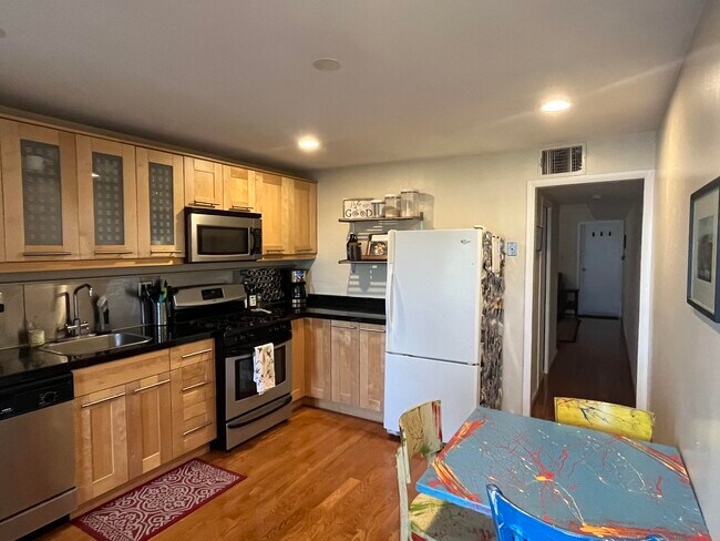 kitchen - 2210 E Baltimore St