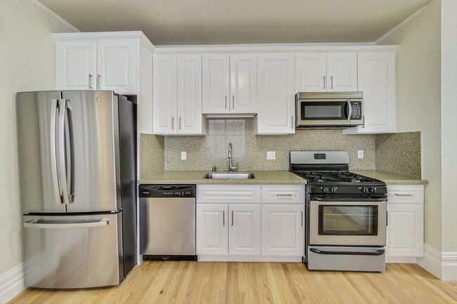 Building Photo - Beautiful Remodeled 2 Bedroom apartment on...