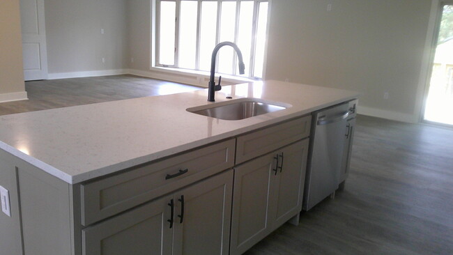 Building Photo - 115 Twin Lakes Dr