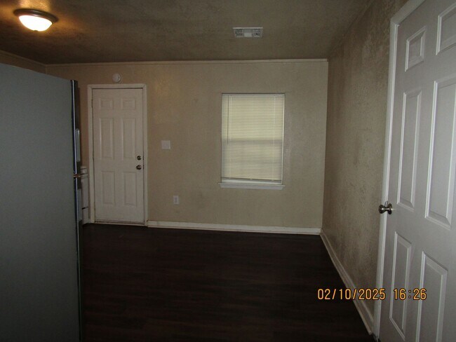 Foto del edificio - New listing! 3 bedrooms/1 bath/garage with carport