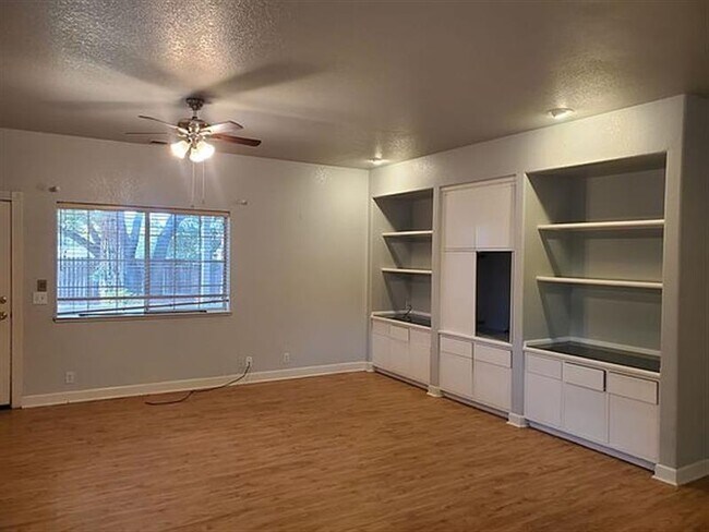 Building Photo - SPACIOUS AND COSY