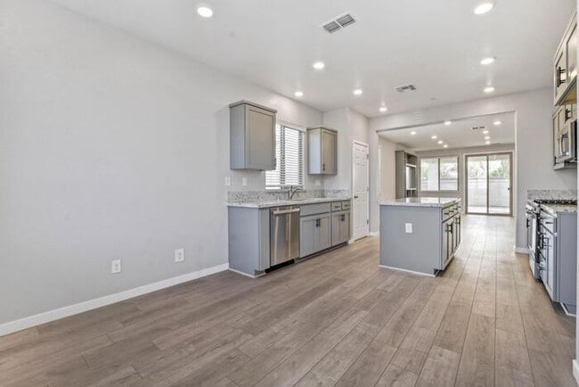 Building Photo - Beautiful Former Model Home For Rent! All the upgrades!