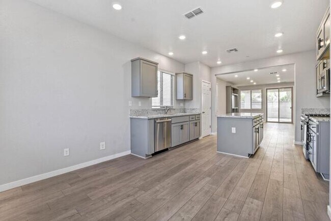 Foto del edificio - Beautiful Former Model Home For Rent! All the upgrades!