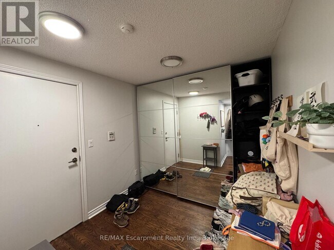 Photo du bâtiment - 270 Wellington St W