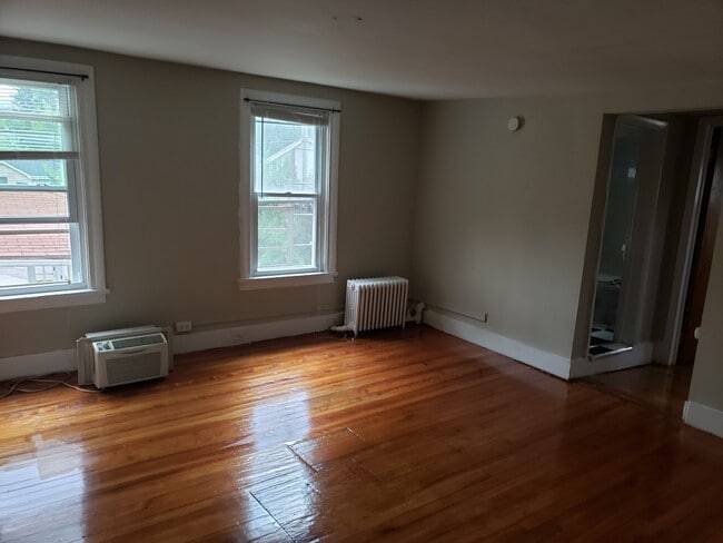 Building Photo - 42 Henrietta- updated 2 bedroom 1 bath - c...