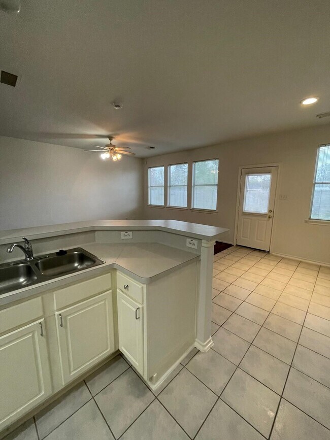 Foto del edificio - 2926 Loganberry Park Ln