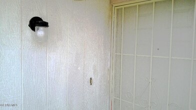 Building Photo - 3001 E Glen Dr