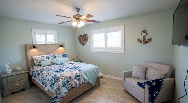 Building Photo - Charming 2 bedroom 1 bathroom beach side home