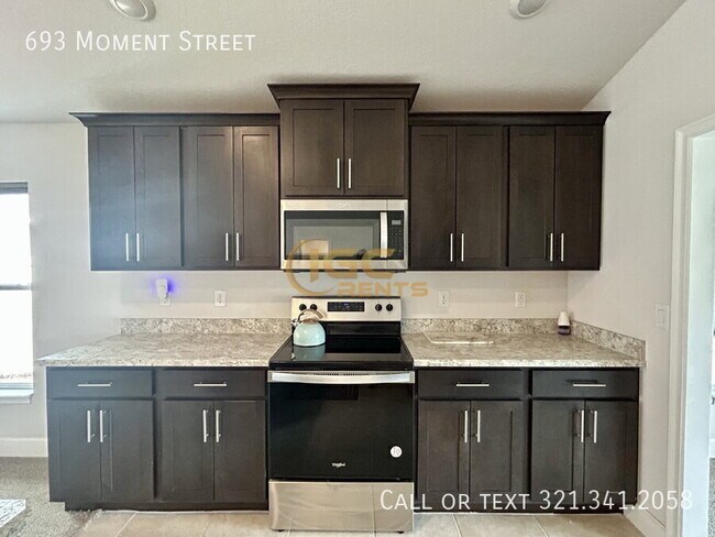 Building Photo - 693 Moment St