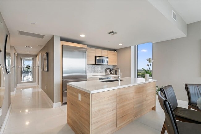 Foto del edificio - 16385 Biscayne Blvd