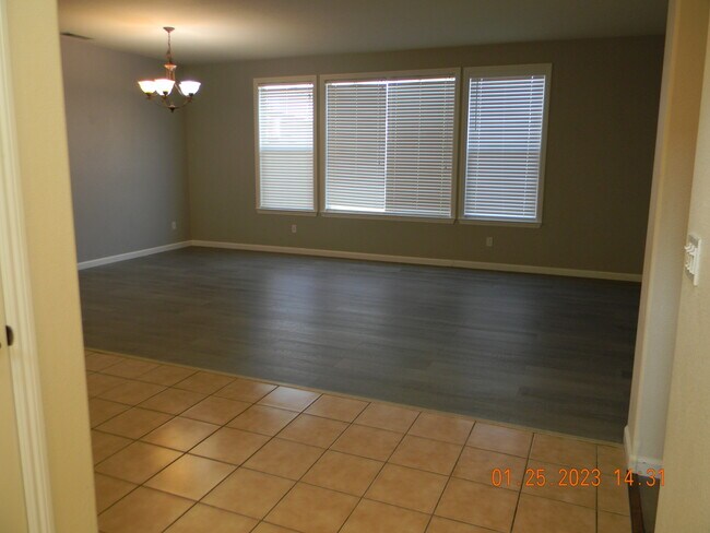 Building Photo - 3905 Hyacinth Dr
