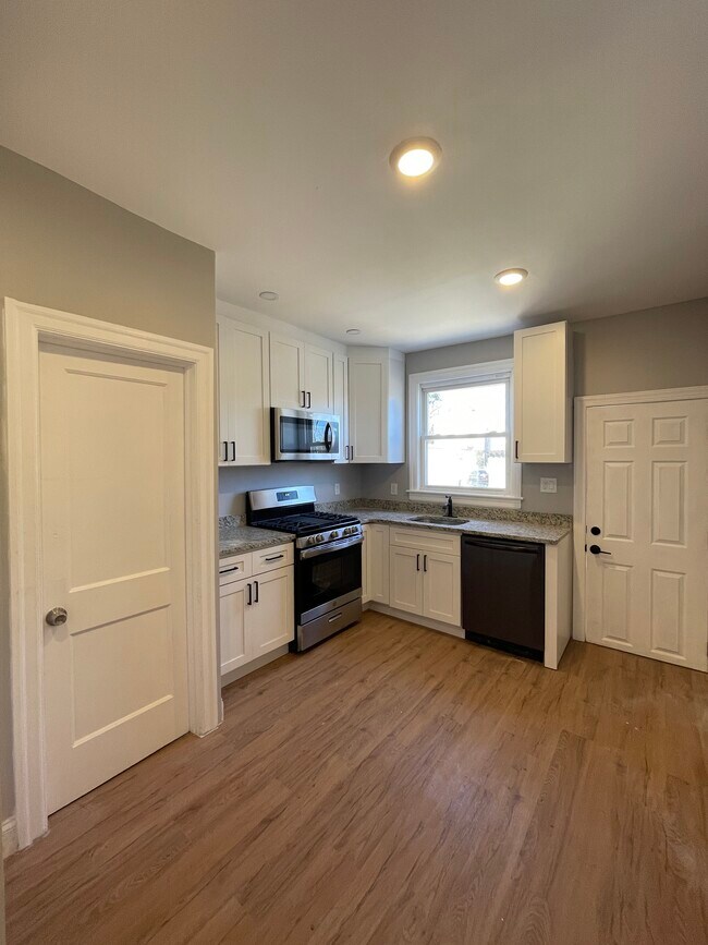 Building Photo - 555 Marwood Rd