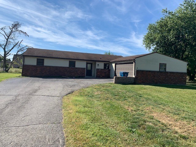Building Photo - PENDING-Spacious Ranch in Warren Township!