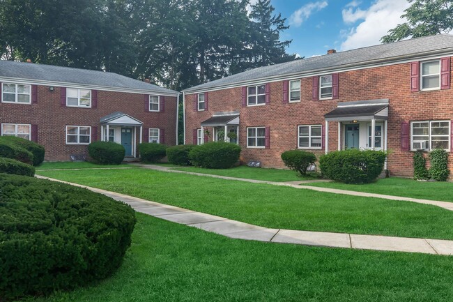 Foto del edificio - Crestwood Townhomes