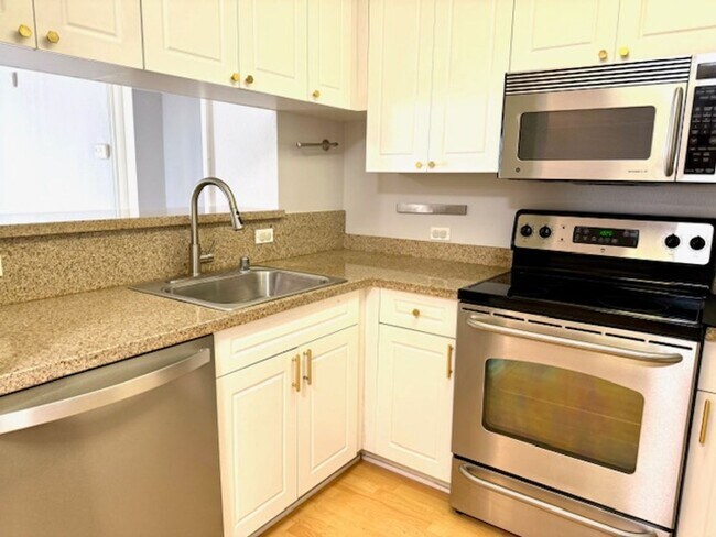 Building Photo - Wonderful 2 bedroom 2 bath Montecito condo...