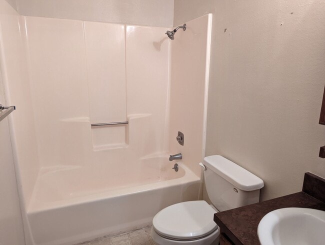 Building Photo - 2 Bedroom 1 Bathroom Duplex with FULL base...