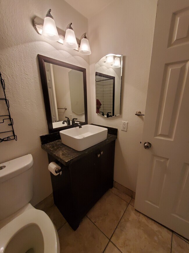 Foto del edificio - 1005 W 5th St