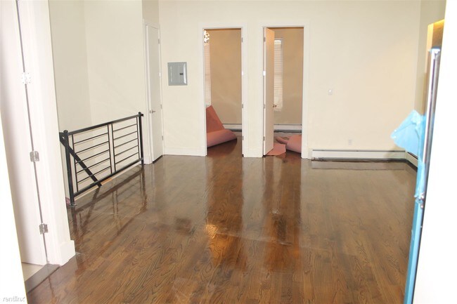 Building Photo - 4 br, 1 bath Apartment - 98 Harman St