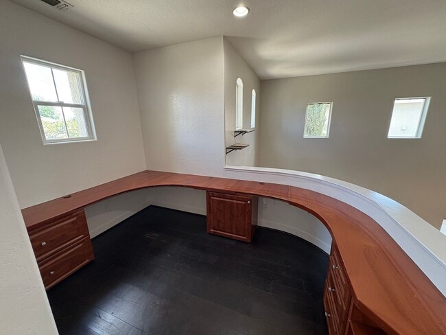 Building Photo - NW Visalia home available now!