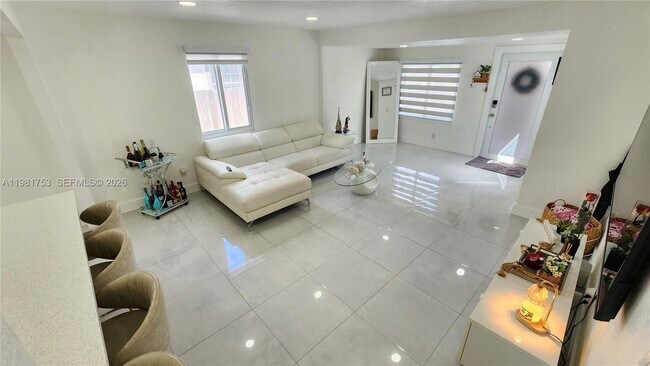 Foto del edificio - 734 W 32nd St