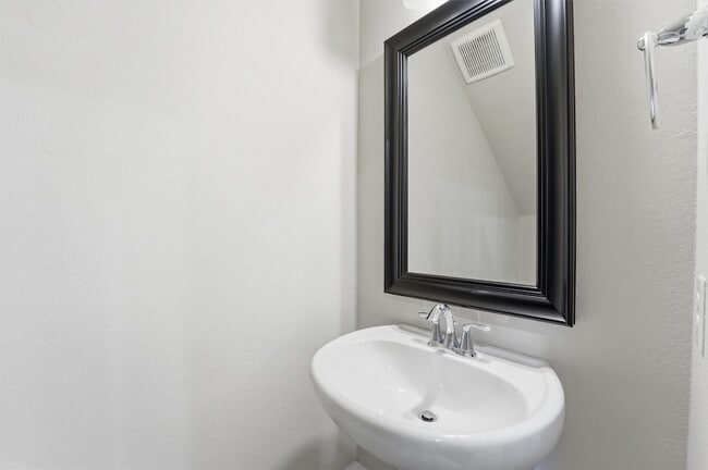 Building Photo - 1121 Shepherd Oaks Dr
