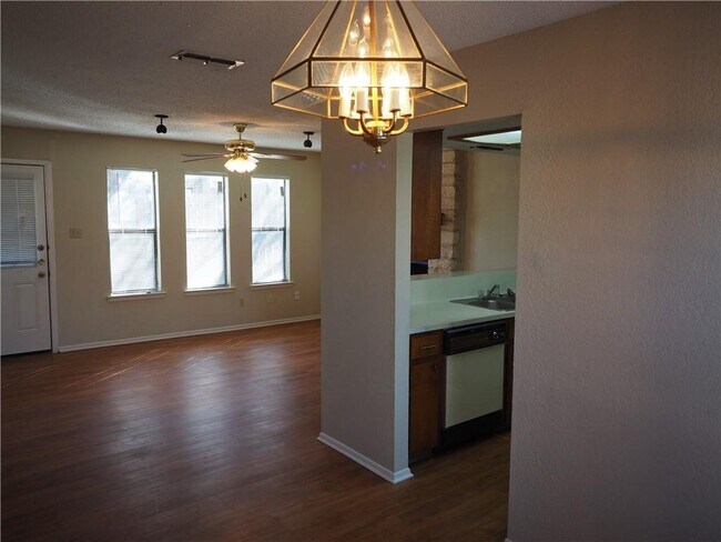 Foto del edificio - 1813 Rawhide Dr