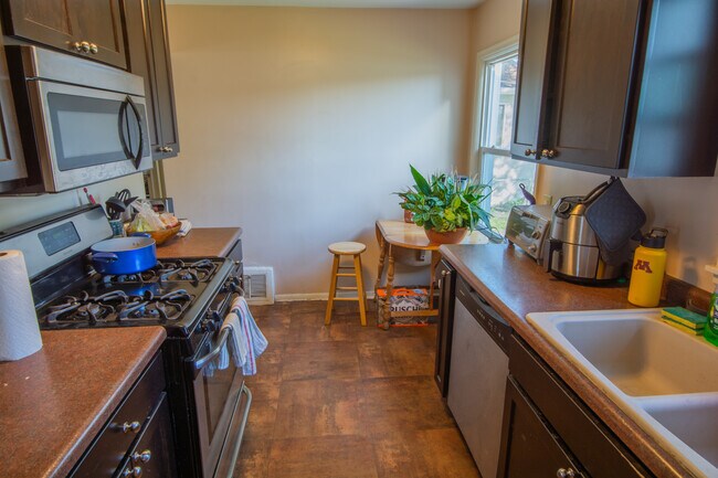 Kitchen - 832 20th Ave SE