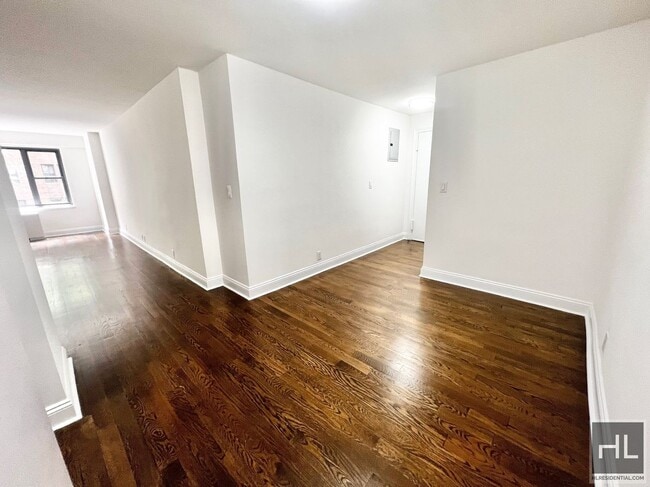 Building Photo - GORGEOUS MIDTOWN EAST 2 BED 2 BATH - WON'T...