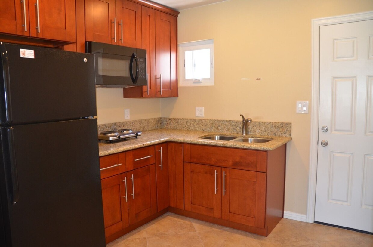 10058 Los Coyotes Ct Unit B, Fountain Valley, CA 92708 Room for Rent