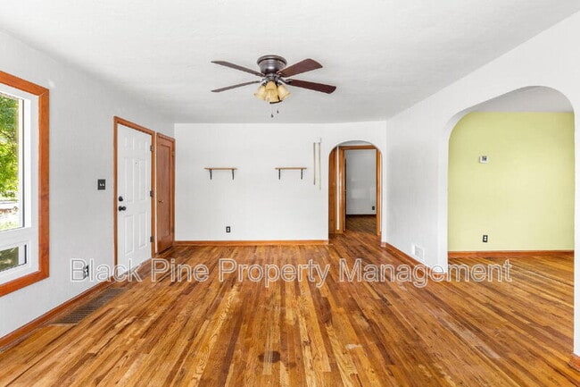 Building Photo - 910 W Orchard Ave