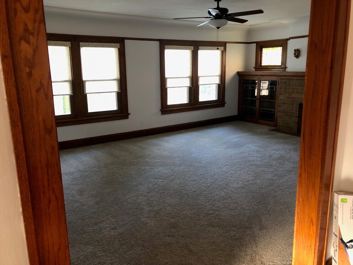 8417 W North Ave, Wauwatosa, WI 53226 Townhome Rentals in Wauwatosa