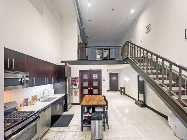 Foto del edificio - Aval Now! Spacious, Loft in Union Depot with Awesome Amenities is Pet Friendly, walk to everything!