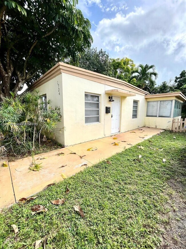 Foto del edificio - 1724 NE 183rd St