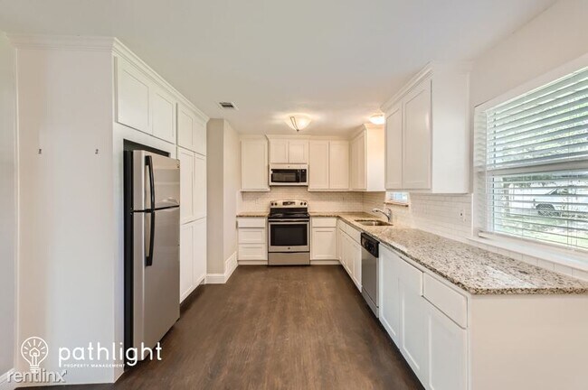 Foto del edificio - 3 br, 2 bath House - 2322 Monteleon Street...