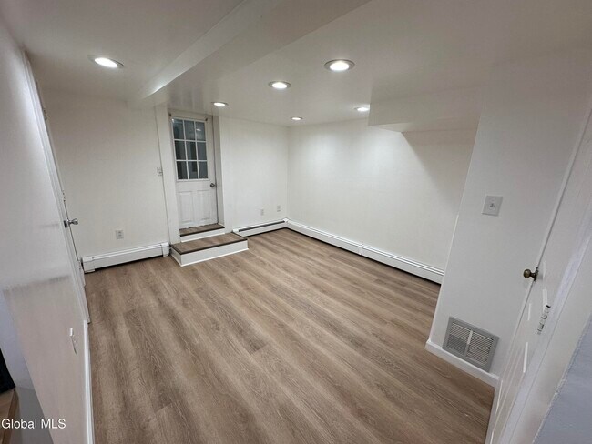 Foto del edificio - 27 McElwain Ave