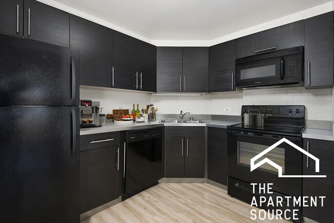 Building Photo - 1120 N La Salle Dr