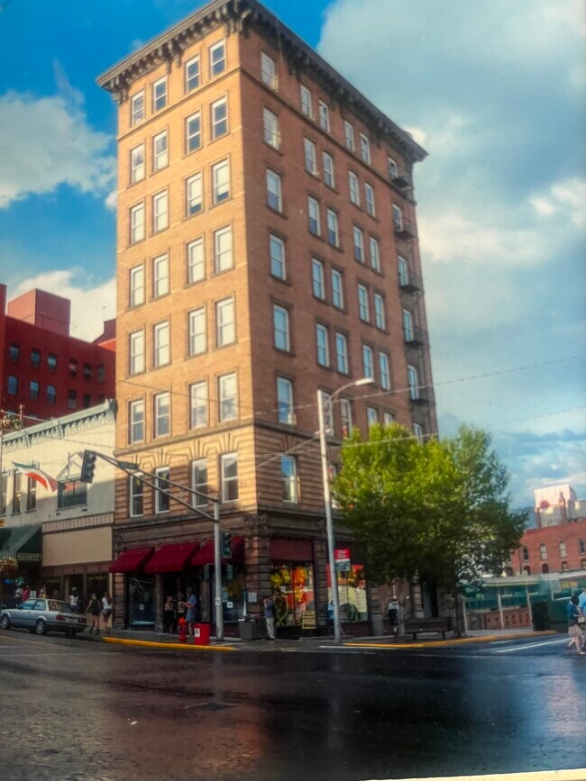 Building Photo - 1 E Broadway St
