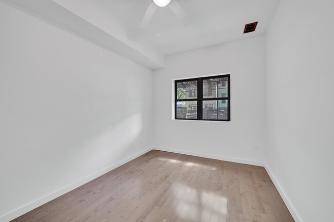 Building Photo - 1106 Halsey St