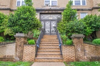Building Photo - 22 St Lukes Pl