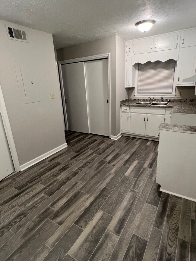 Kitchen area - 1654 Pinedale Cir NW