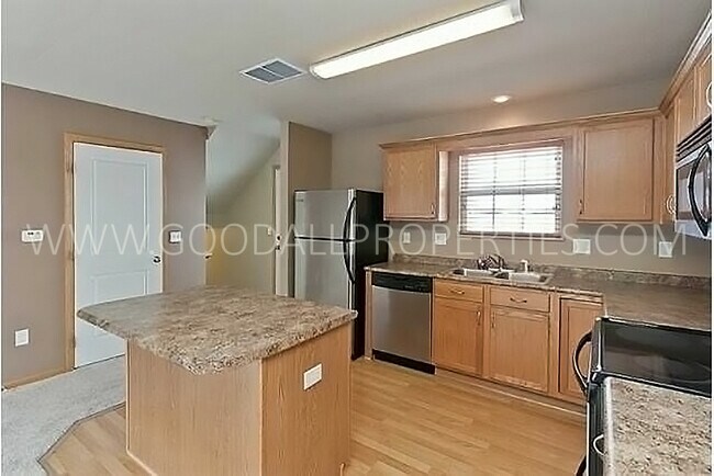 Foto del edificio - Immaculate 2 bedroom, 2 bath end unit with...