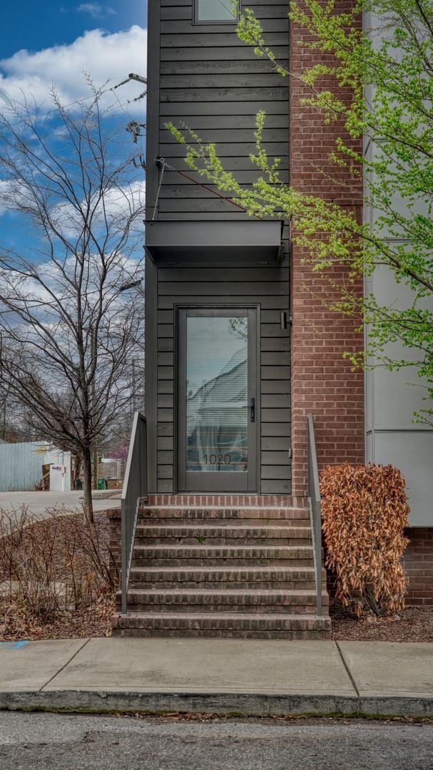 Foto del edificio - 3 Bedroom Townhome in 5 Points with Private Garage and Rooftop Deck