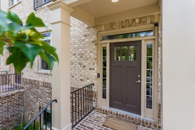 Building Photo - 745 Fountainhead Ln NE