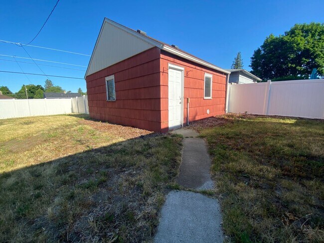 Building Photo - Spacious 3 bedroom- Northwest Spokane Avai...