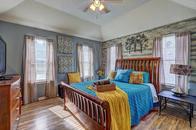 Upstairs Bedroom with King Bed - 3683 Austin Woods Dr SW