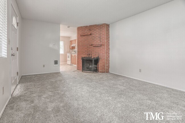 Foto del edificio - Great duplex downtown that also includes p...